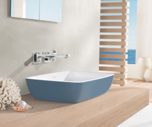 niebieska umywalka ceramiczna
