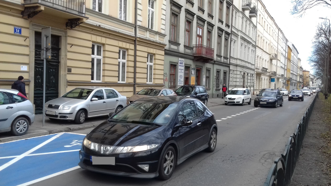 Kraków: Urzędnicy zabrali jeden pas na Dietla i zrobili tam... parking