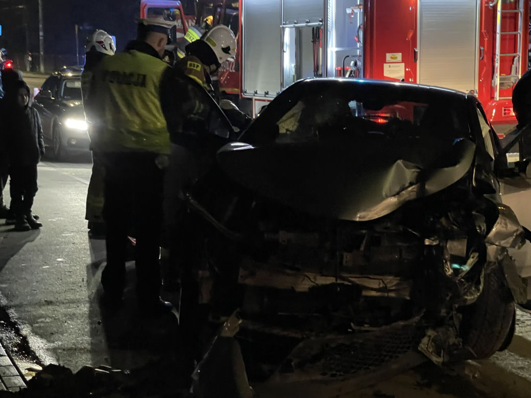 Huknął w ogrodzenie i zbiegł. W aucie była ciężarna kobieta