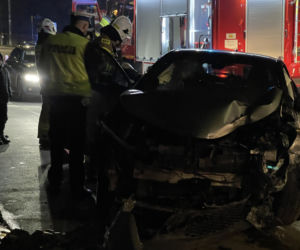 Huknął w ogrodzenie i zbiegł. W aucie była ciężarna kobieta