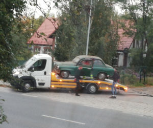 Podjechali pod garaż lawetą i ukradli samochód! Szuka ich policja z Torunia