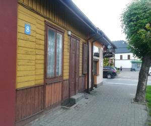 To jedno z najpiękniejszych miast w woj. łódzkim. Rośnie w nim dąb, pod którym miał odpoczywać Napoleon