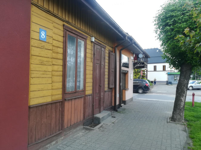 To jedno z najpiękniejszych miast w woj. łódzkim. Rośnie w nim dąb, pod którym miał odpoczywać Napoleon