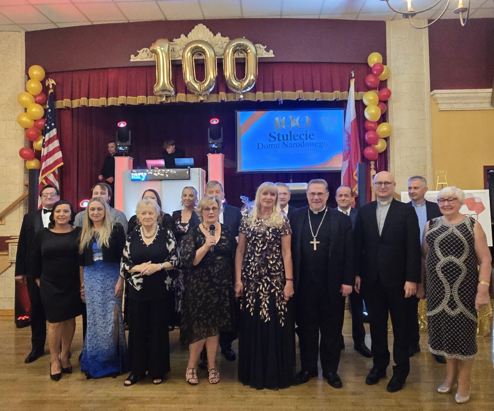 Grupa gości jubilueszu na scenie pod napisem 100. O 100-leciu Polskiego Klubu w Hempstead przeczytasz na SE USA.
