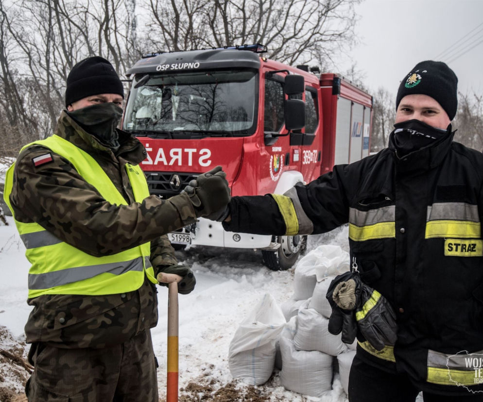 Płock. ALARM POWODZIOWY na Wiśle! Rzeka zalała DK nr 62! Na miejscu strażacy [ZDJĘCIA, RELACJA]