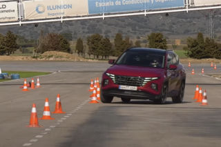 Czy jeździ tak dobrze, jak wygląda? Tak poradził sobie nowy Hyundai Tucson w teście łosia - WIDEO