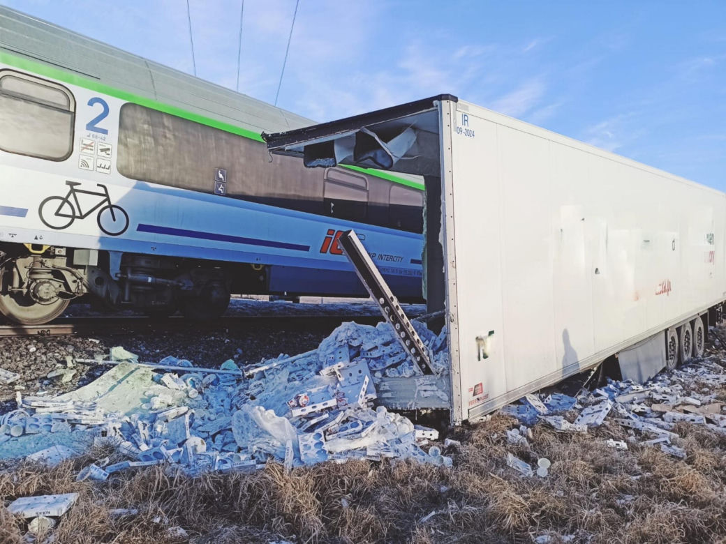 Dramat na torach. Tir wjechał w pociąg. Poważne utrudnienia