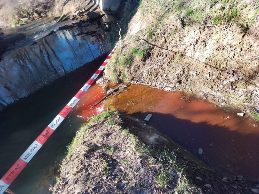 Wątok w Tarnowie stał się czerwony jak cegła. Sprawą zajmie się prokuratura