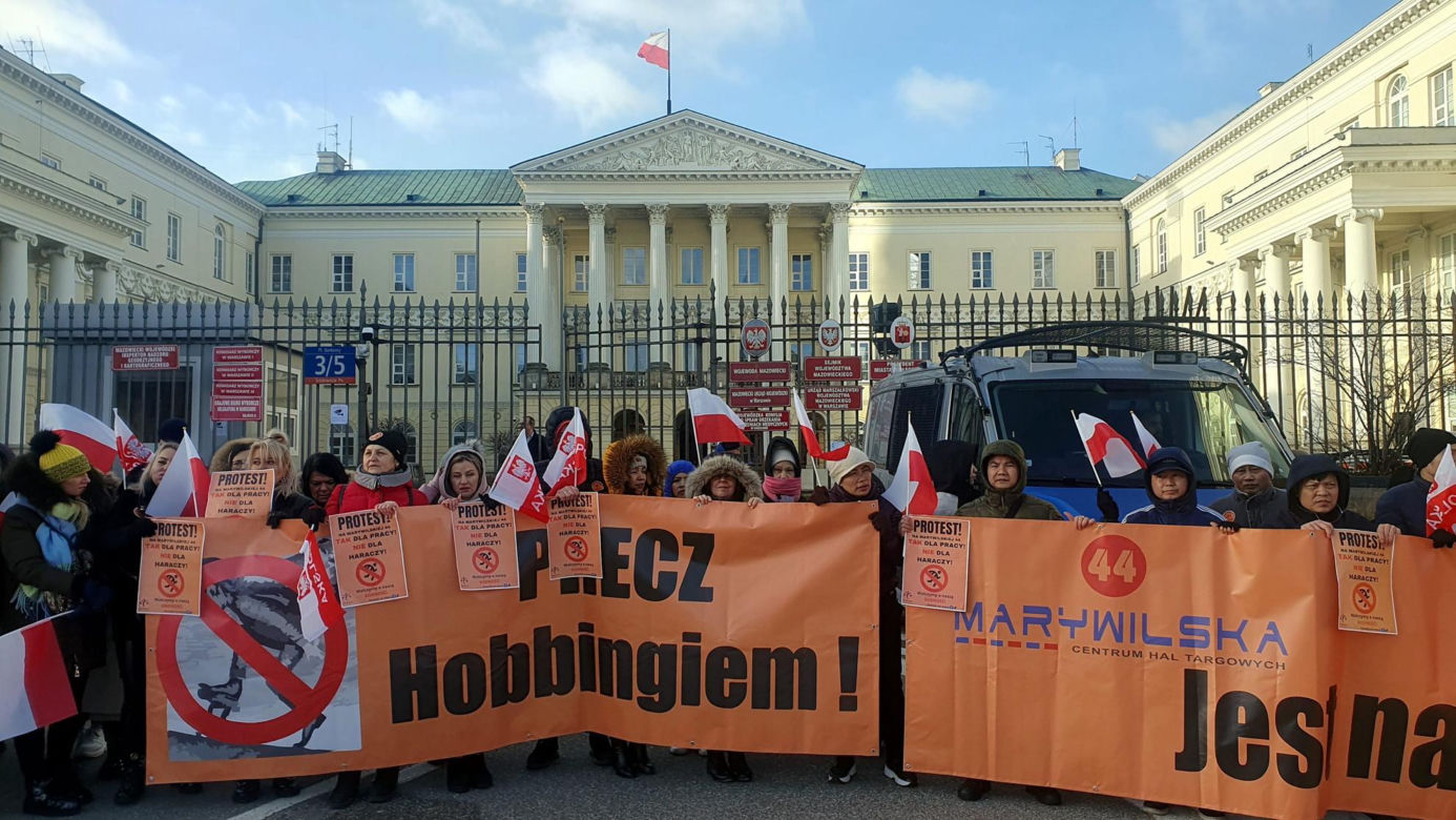 "Przestańcie nas okradać!". Najemcy z Marywilskiej protestują przed ratuszem
