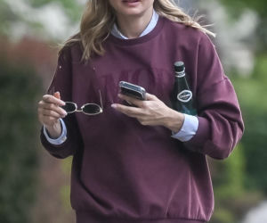 Małgorzata Socha przebiera się na ulicy