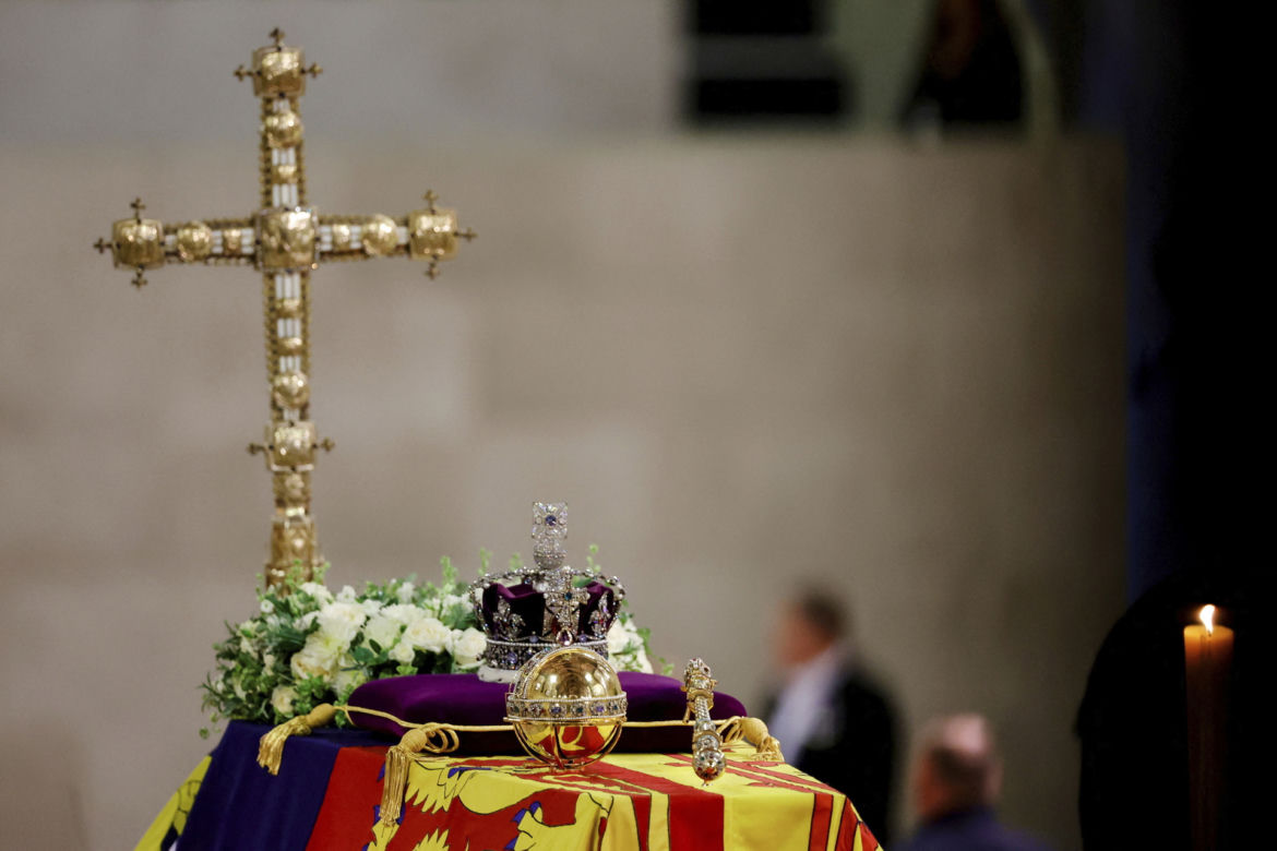 Najpiękniejsza korona Elżbiety II spoczęła na trumnie. Brytyjska korona państwowa na pogrzebie monarchini