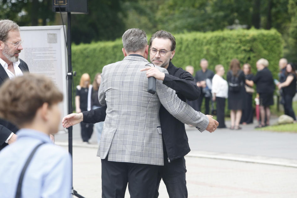 Pogrzeb Joanny Kołaczkowskiej. Tak pożegnali ją przyjaciele z kabaretu. Borek płakała jak uczennica