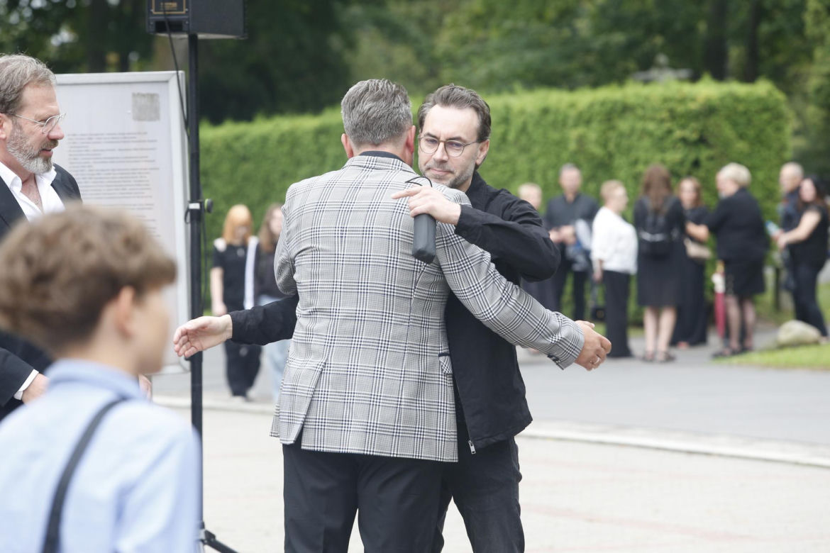 Pogrzeb Joanny Kołaczkowskiej. Tak pożegnali ją przyjaciele z kabaretu. Borek płakała jak uczennica