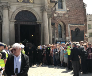 Pogrzeb Zbigniewa Wodeckiego - zdjęcia sprzed kościoła