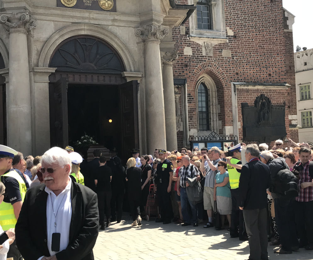 Pogrzeb Zbigniewa Wodeckiego - zdjęcia sprzed kościoła