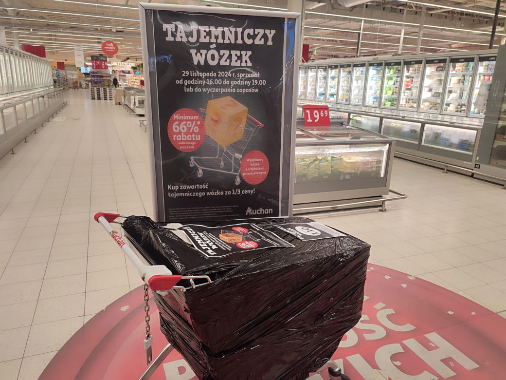   Tajemnicze wózki w całej Polsce. Popularna akcja wraca do Auchan na Black Friday