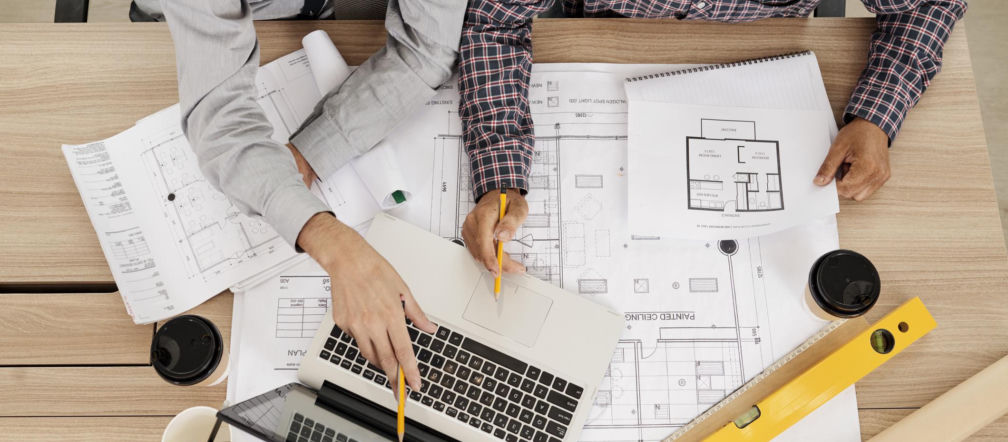 Architekt i inwestor omawiają  zmiany w projekcie domu