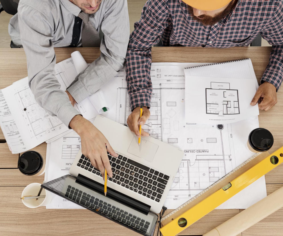 Architekt i inwestor omawiają  zmiany w projekcie domu