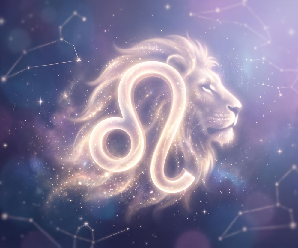 Świecący znak zodiaku Lwa na tle gwieździstego nieba i profilu lwa. O horoskopie dla Lwa przeczytasz w serwisie Eska.