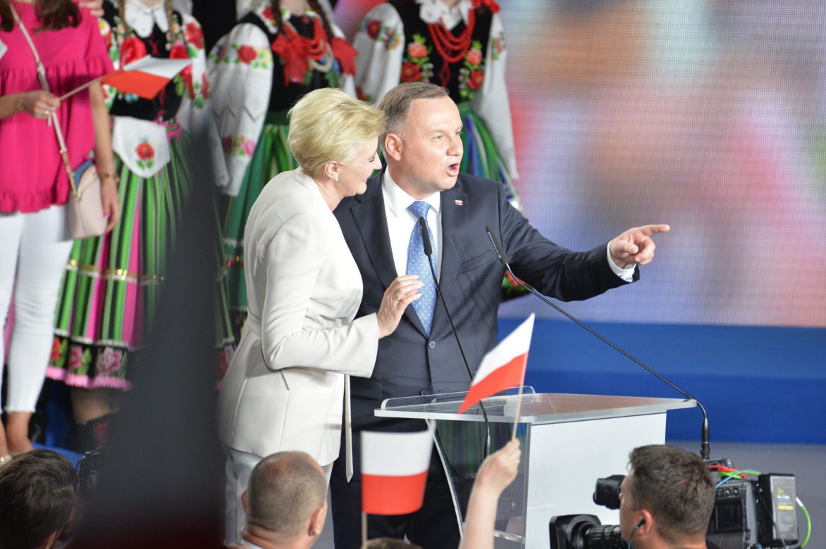 Wybory 2020. Duda gratuluje Trzaskowskiemu. Został wybuczany przez własny sztab