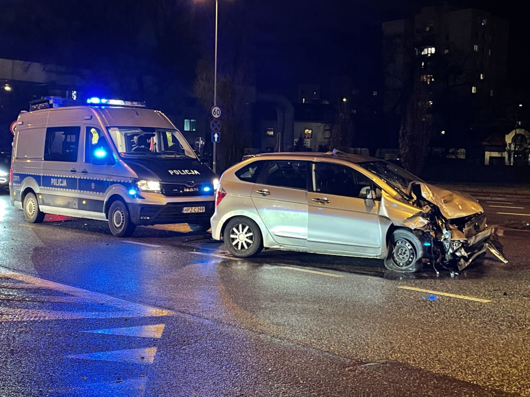 Totalna demolka na Radzymińskiej. Trzy auta rozbite w drobny mak 