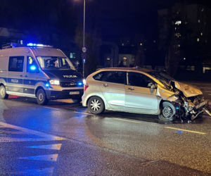 Totalna demolka na Radzymińskiej. Trzy auta rozbite w drobny mak 