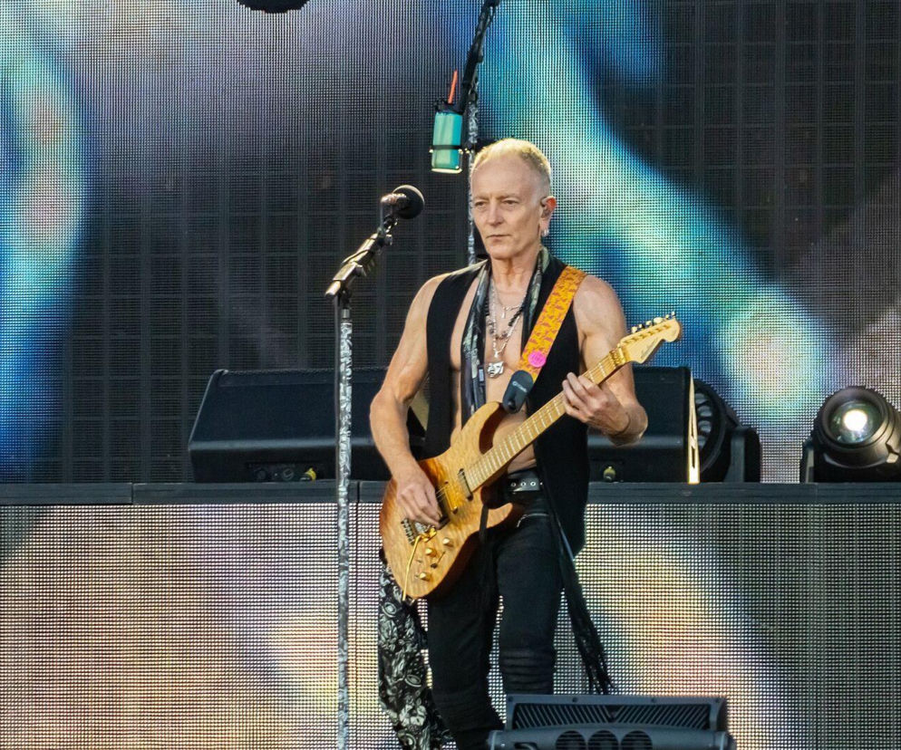 Gitarzysta Phil Collen z Def Leppard gra na scenie. O kulisach powstawania płyty Slang przeczytasz na EskaRock.
