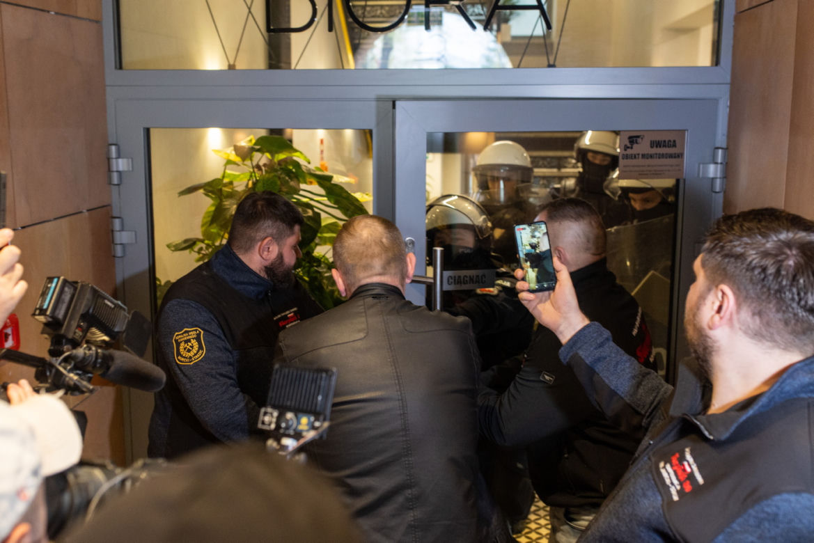 Protest górników pod biurem Morawieckiego w Katowicach. Związkowcy starli się z policją