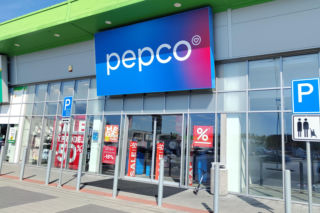 Ten drewniany kominek z Pepco to wnętrzarski hit. Za grosze stworzysz w domu wyjątkowy klimat
