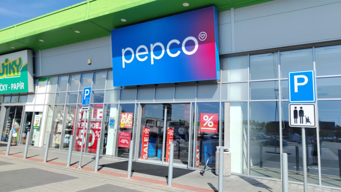 Ten drewniany kominek z Pepco to wnętrzarski hit. Za grosze stworzysz w domu wyjątkowy klimat