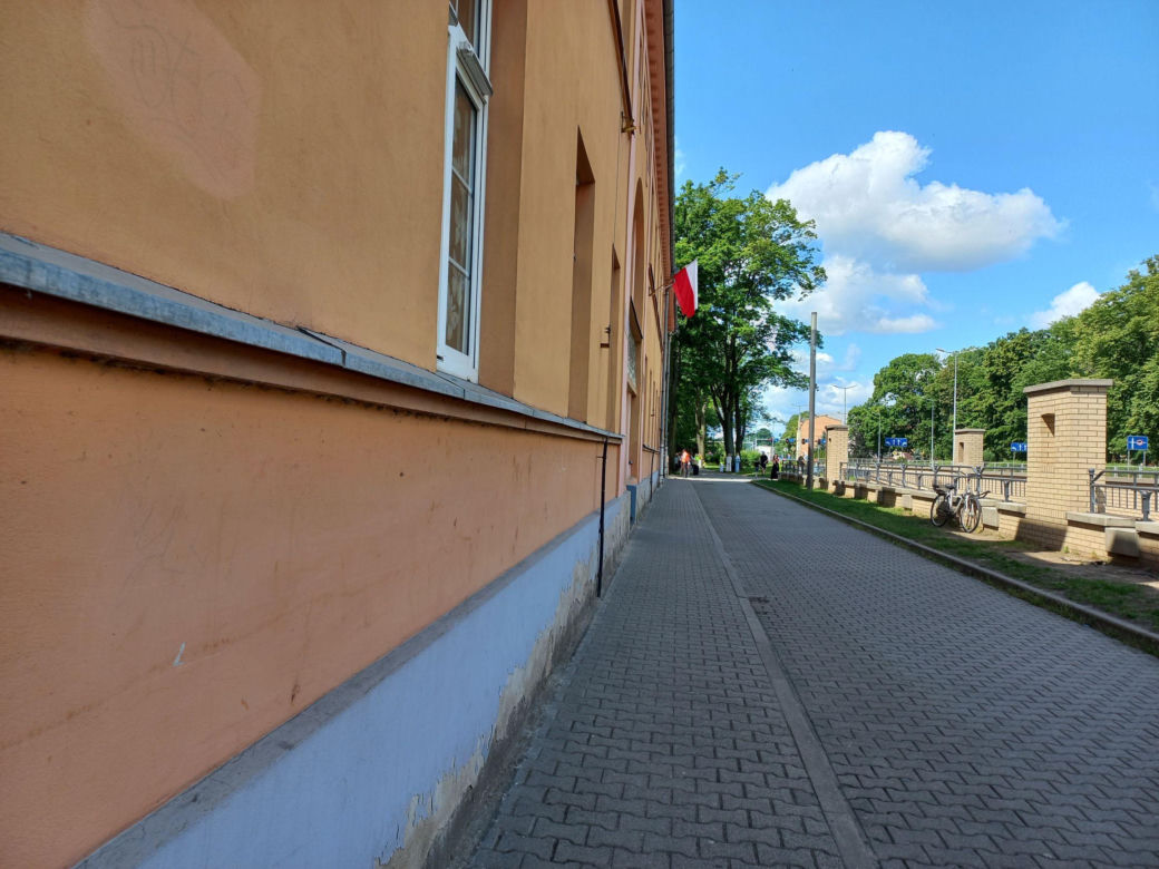 Ewakuowano ponad 850 uczniów i pracowników szkół i pływalni w Lesznie. Akcja służb na Jana Pawła II