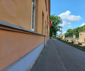 Ewakuowano ponad 850 uczniów i pracowników szkół i pływalni w Lesznie. Akcja służb na Jana Pawła II