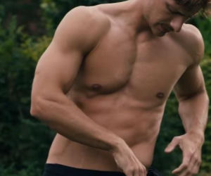 Maciej Musiał w reklamie bielizny