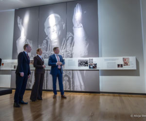 Elegancka Marta Nawrocka w USA. Postawiła na klasyki: beż i brąz. Ale to torebka robi robotę!