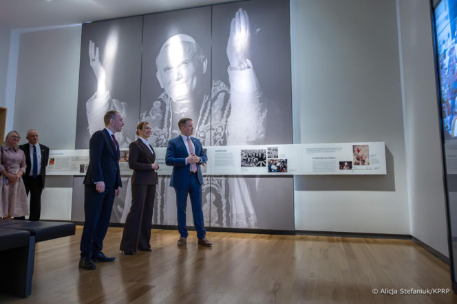 Elegancka Marta Nawrocka w USA. Postawiła na klasyki: beż i brąz. Ale to torebka robi robotę!