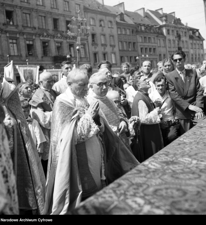 Uroczystość Bożego Ciała w Warszawie celebrowana przez Prymasa Polski kardynała Stefana Wyszyńskiego - 1957 rok