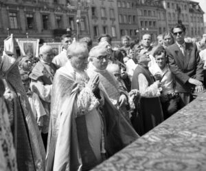 Uroczystość Bożego Ciała w Warszawie celebrowana przez Prymasa Polski kardynała Stefana Wyszyńskiego - 1957 rok
