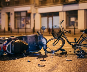 Pijany 15-latek wjechał w rowerzystkę przed komendą policji w Nowym Mieście Lubawskim