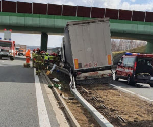 Wystrzał opony w ciężarówce na A4