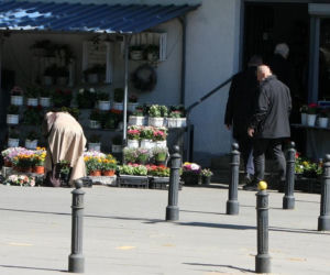 Jarosław Kaczyński na cmentarzu nie był sam. Pewna kobieta nie odstępowała go na krok