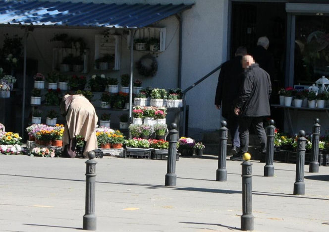 Jarosław Kaczyński na cmentarzu nie był sam. Pewna kobieta nie odstępowała go na krok