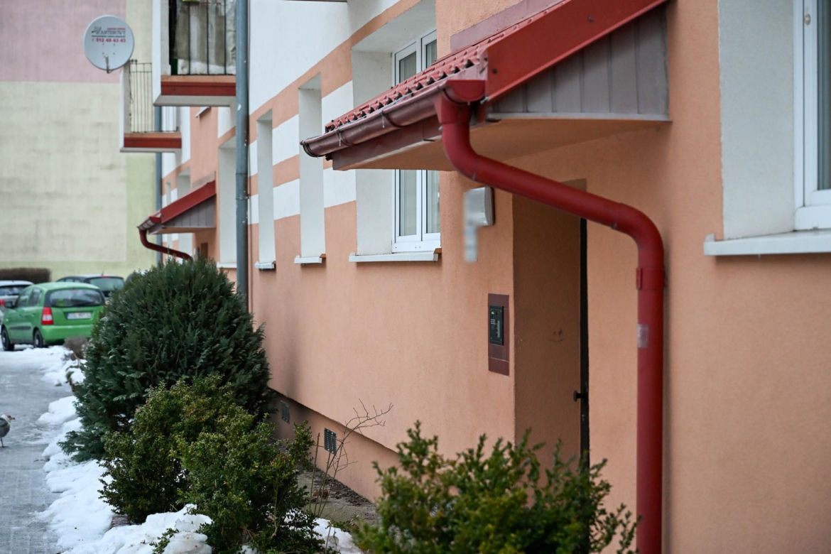 Dwa dni przed tragedią pozowali razem do zdjęcia. Dziś w mieszkaniu przy Bałtyckiej 3 nadal pracują śledczy