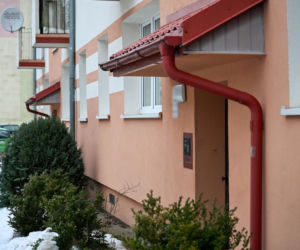 Dwa dni przed tragedią pozowali razem do zdjęcia. Dziś w mieszkaniu przy Bałtyckiej 3 nadal pracują śledczy