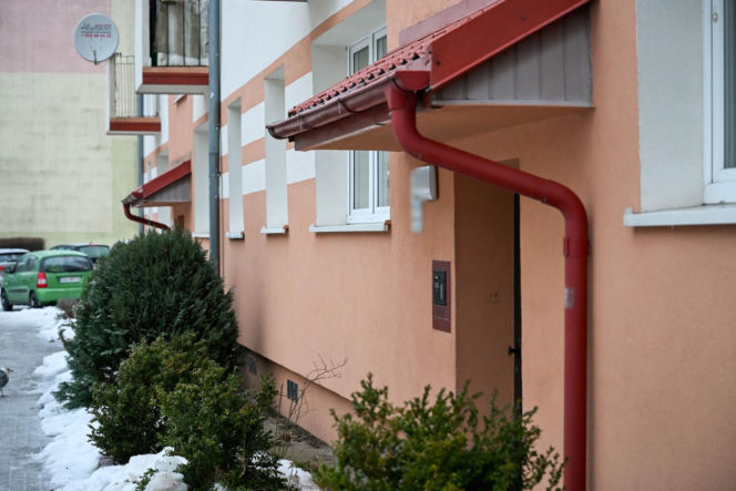 Dwa dni przed tragedią pozowali razem do zdjęcia. Dziś w mieszkaniu przy Bałtyckiej 3 nadal pracują śledczy