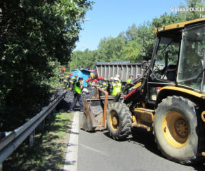 Tragiczny wypadek w Tychach. Ciężarówka z węglem przewróciła się na samochód osobowy. Jedna osoba nie żyje [ZDJĘCIA]