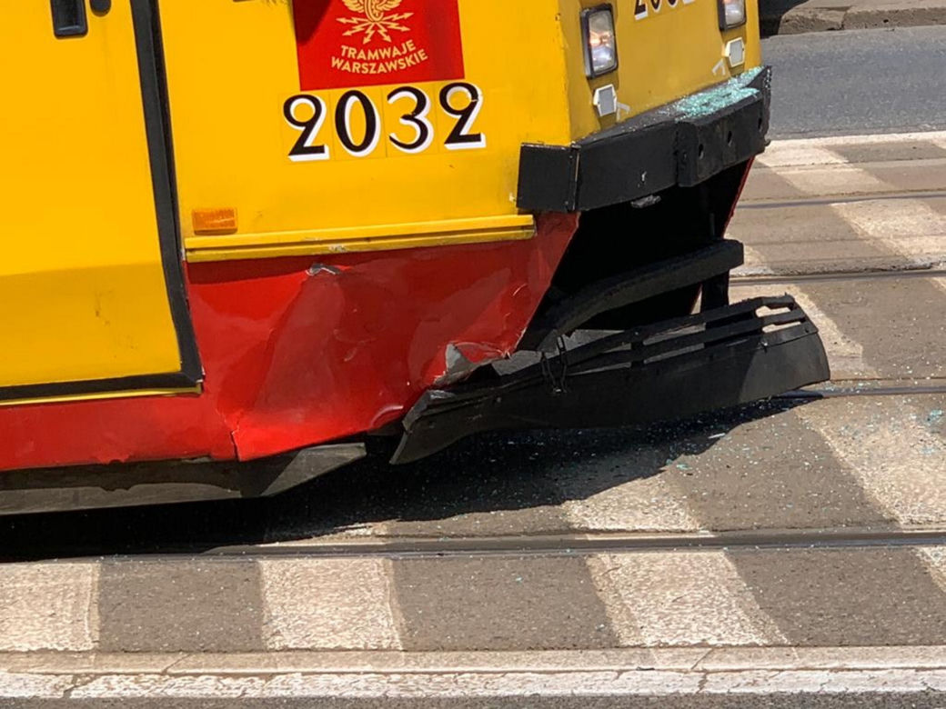 Wypadek na Woli w Warszawie. Samochód wjechał pod tramwaj. Są ranni, w tym dwójka niemowląt 