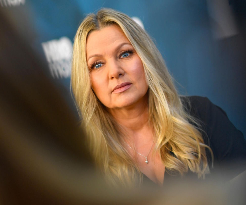 Aktorka Katarzyna Bujakiewicz o blond włosach i niebieskich oczach. O powrocie serialu Magda M. przeczytasz na Eska.