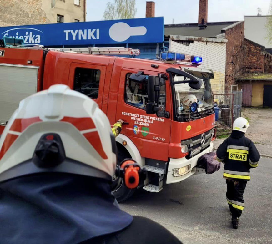 Wichury w Beskidach. Interwencje strażaków. Powalone drzewa, zniszczone linie i auta 