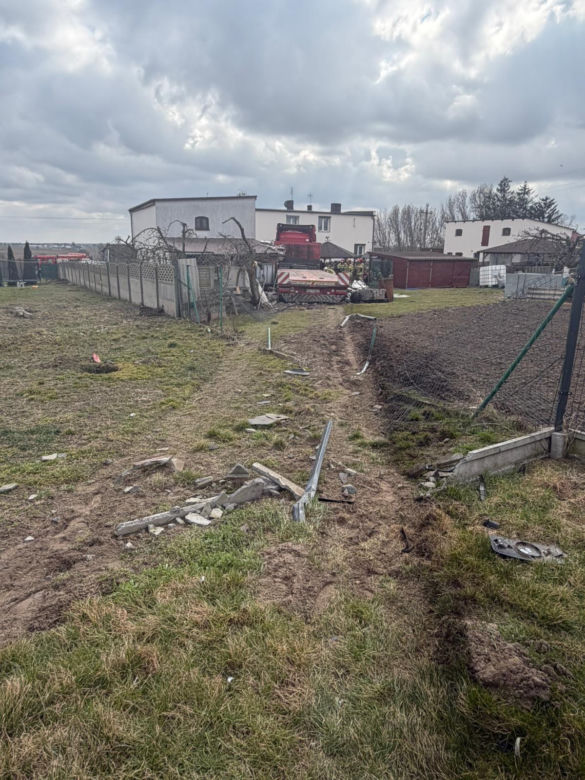 Ciężarówka staranowała plac zabaw i wjechała na podwórko! O krok od tragedii