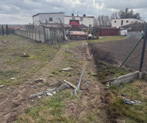 Ciężarówka staranowała plac zabaw i wjechała na podwórko! O krok od tragedii